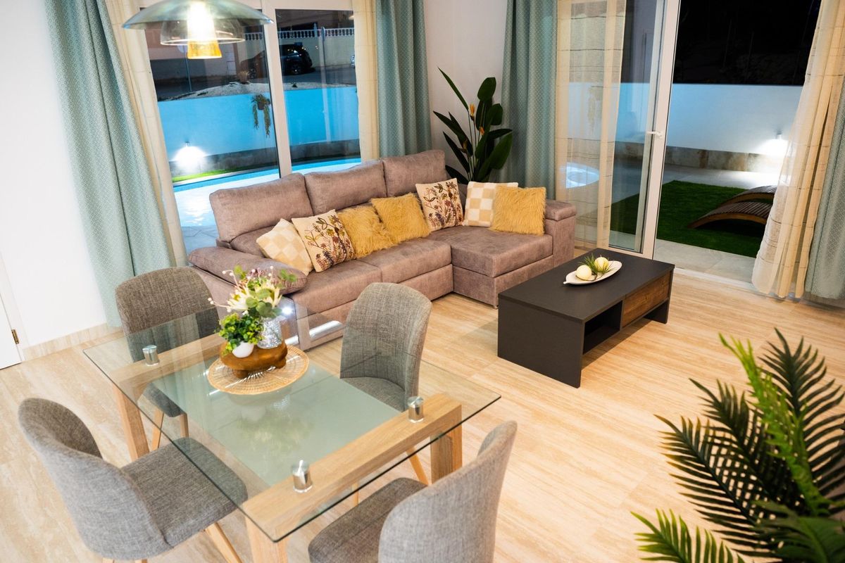 Uitnodigende woonkamer met uitzicht op het zwembad in een Spaanse villa met 3 slaapkamers in Ciudad Quesada.