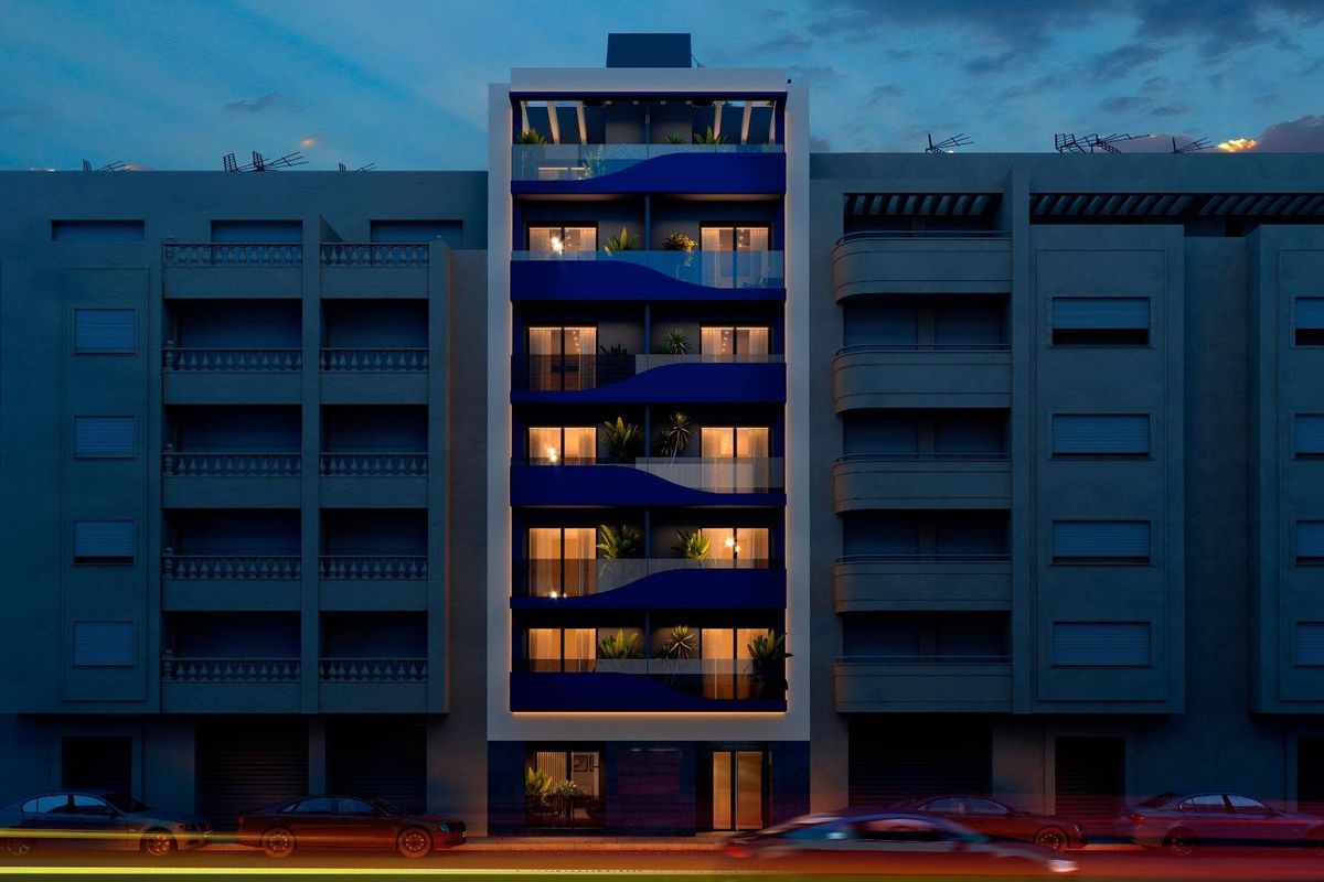 Moderne externe weergave van een 1-slaapkamer penthouse in Torrevieja, Costa Blanca, bij schemering.