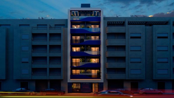 Moderne externe weergave van een 1-slaapkamer penthouse in Torrevieja, Costa Blanca, bij schemering.