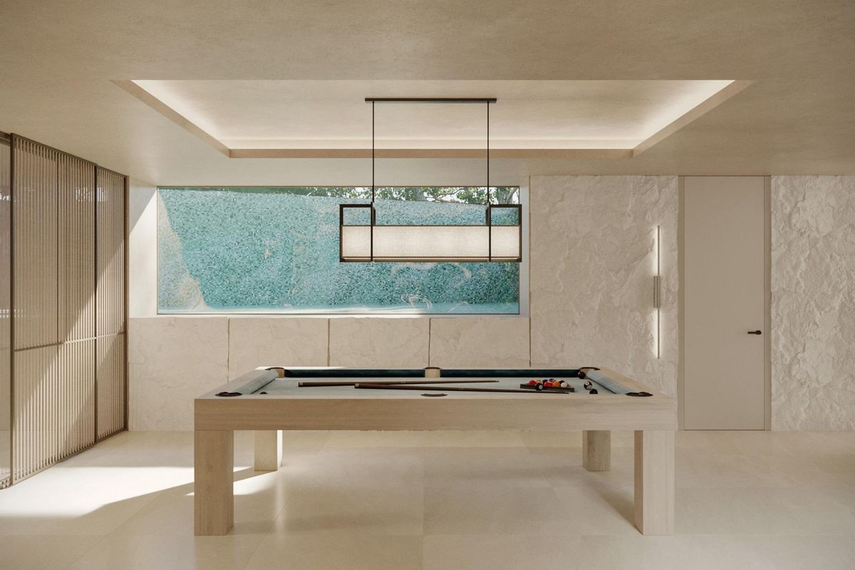 Lichte speelkamer met een biljarttafel en aangelegd uitzicht in een villa in Marbella.