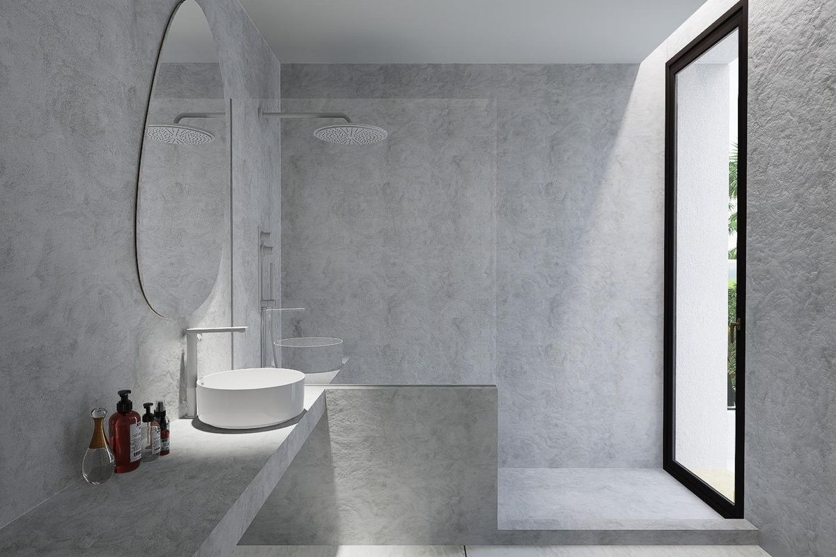 Contemporary badkamer met elegante voorzieningen en natuurlijk licht in een villa in Orihuela Costa.