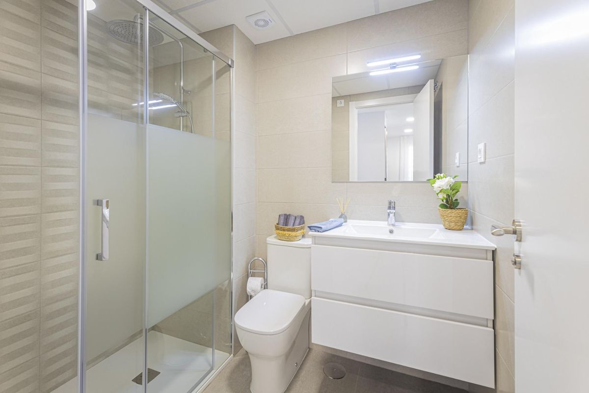 Heldere badkamer met moderne voorzieningen en een schone esthetiek in een 3-slaapkamer appartement, La Manga del Mar Menor.