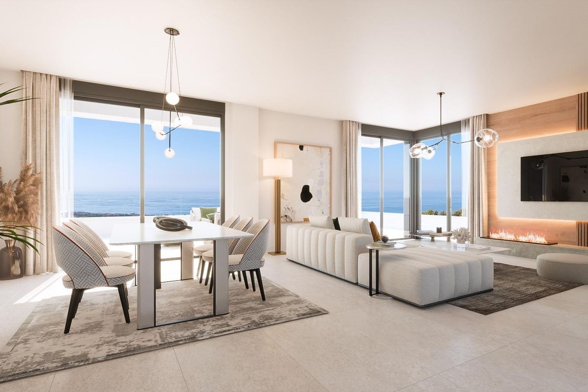 Heldere woonkamer met zeezicht, moderne meubels en eetkamer in een penthouse in Marbella.