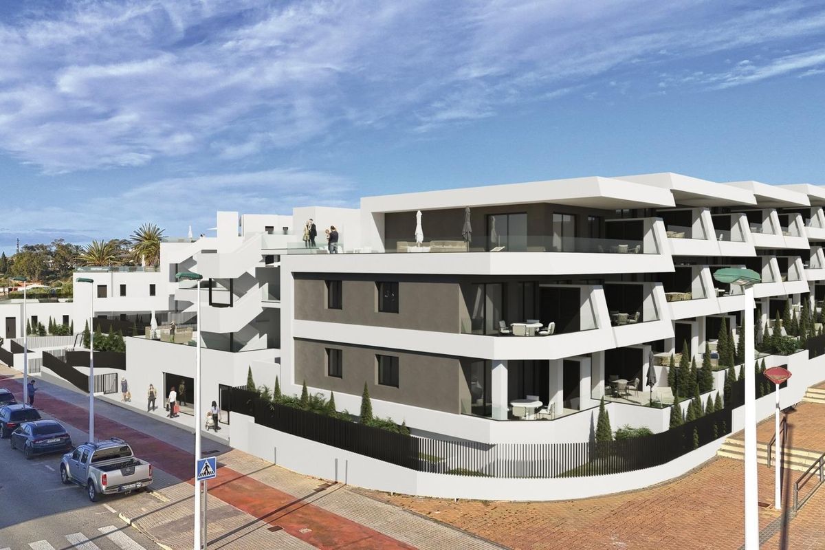 Een ander uitzicht op de moderne appartementen met terrassen in La Marina, Costa Blanca Zuid, Spanje.