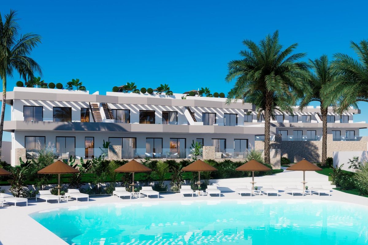 Stijlvolle bungalow met ligstoelen bij het zwembad en modern ontwerp in Finestrat, Costa Blanca Noord, Spanje.