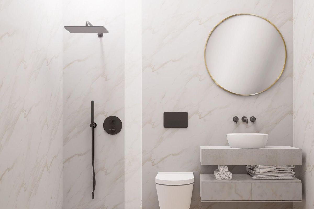 Modern badkamerontwerp in een townhouse in Orihuela Costa, met elegante armaturen.