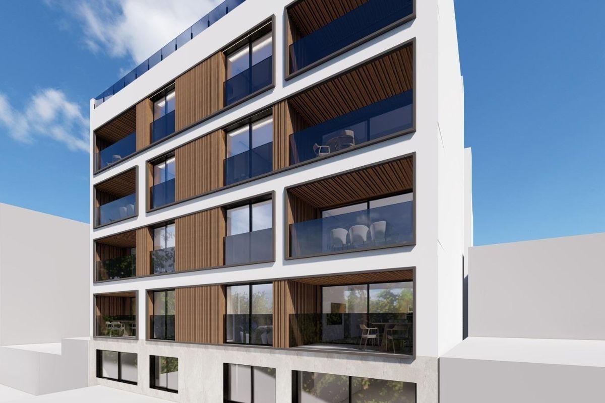 Stijlvolle hoekweergave van het 3-slaapkamer appartementencomplex in Guardamar del Segura met een blauwe lucht.