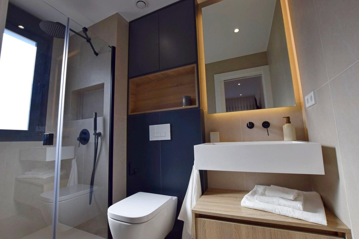 Contemporary badkamer met moderne armaturen en een glazen douche in een appartement in Costa Calida.