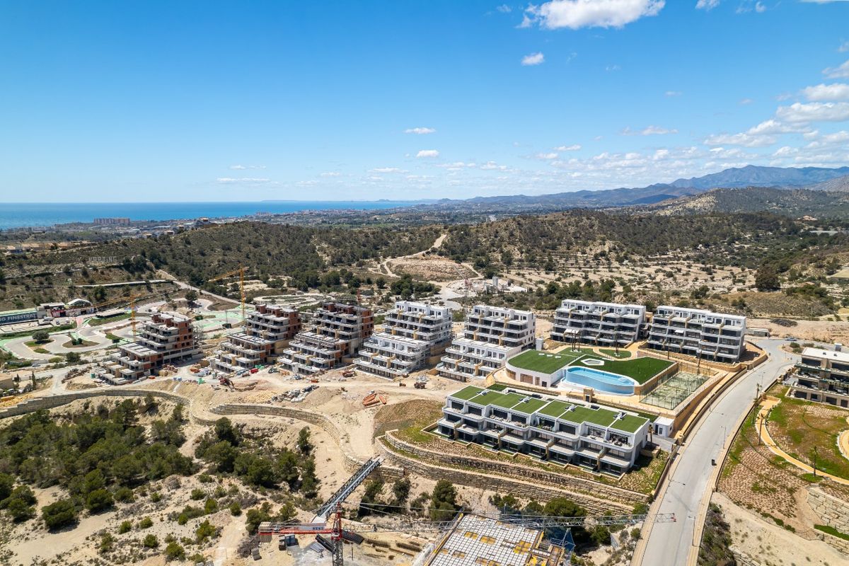 Overzicht van een nieuwe 3-slaapkamerappartementencomplex in Finestrat, Costa Blanca Noord, met uitzicht op bergen en zee.