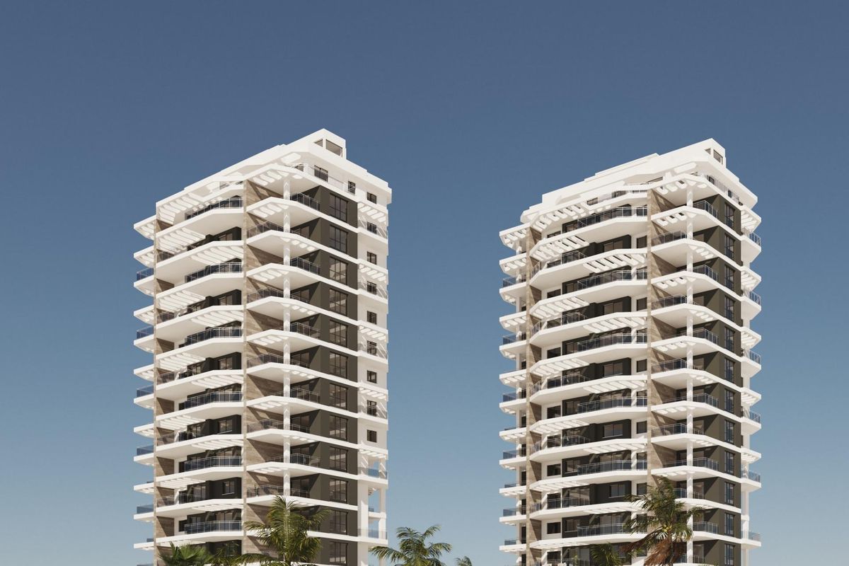Moderne tweelingtorens in Calpe met balkons en palmbomen, bieden stijlvolle woningen nabij het strand.