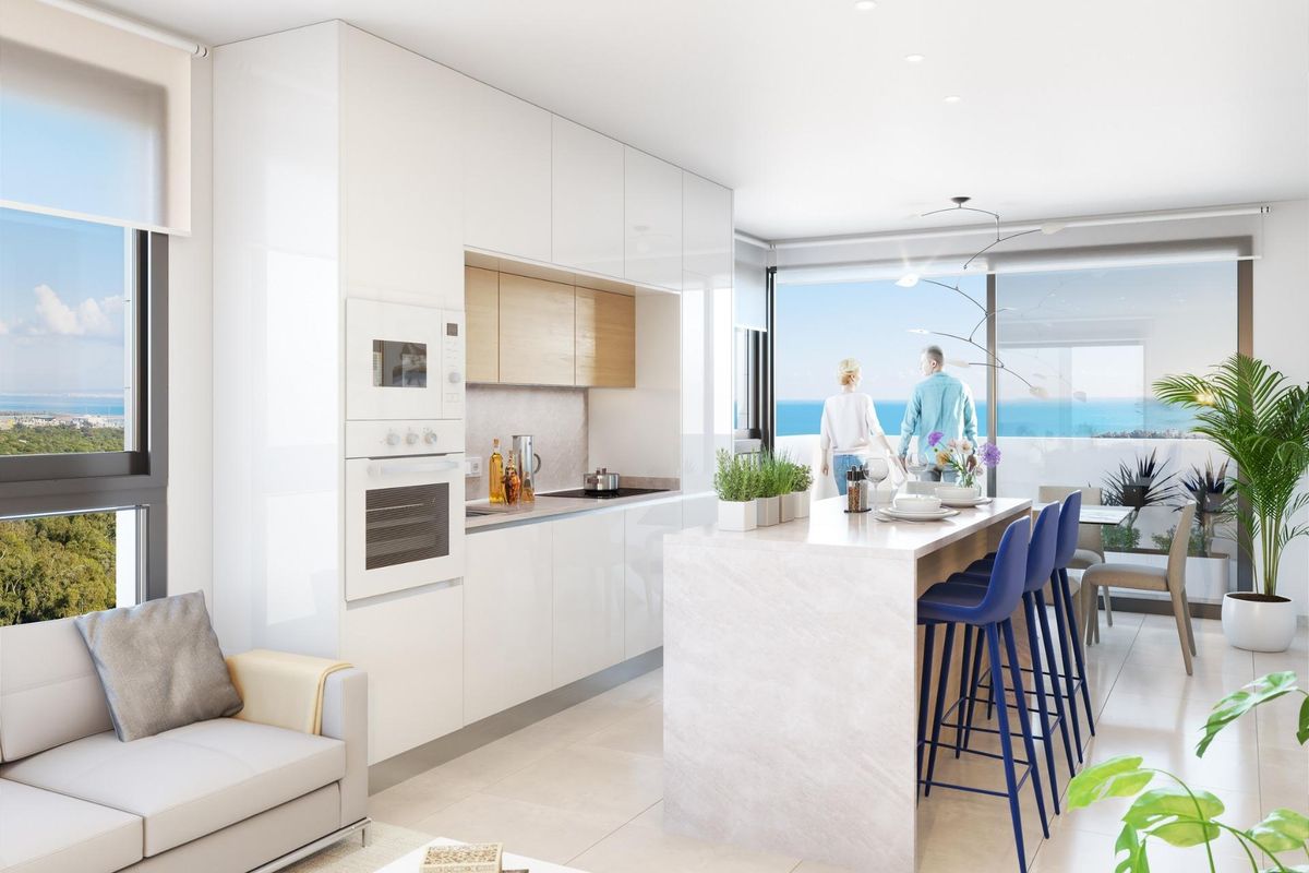 Moderne keuken met eiland en uitzicht op de oceaan in een appartement in Guardamar del Segura, Costa Blanca Zuid.