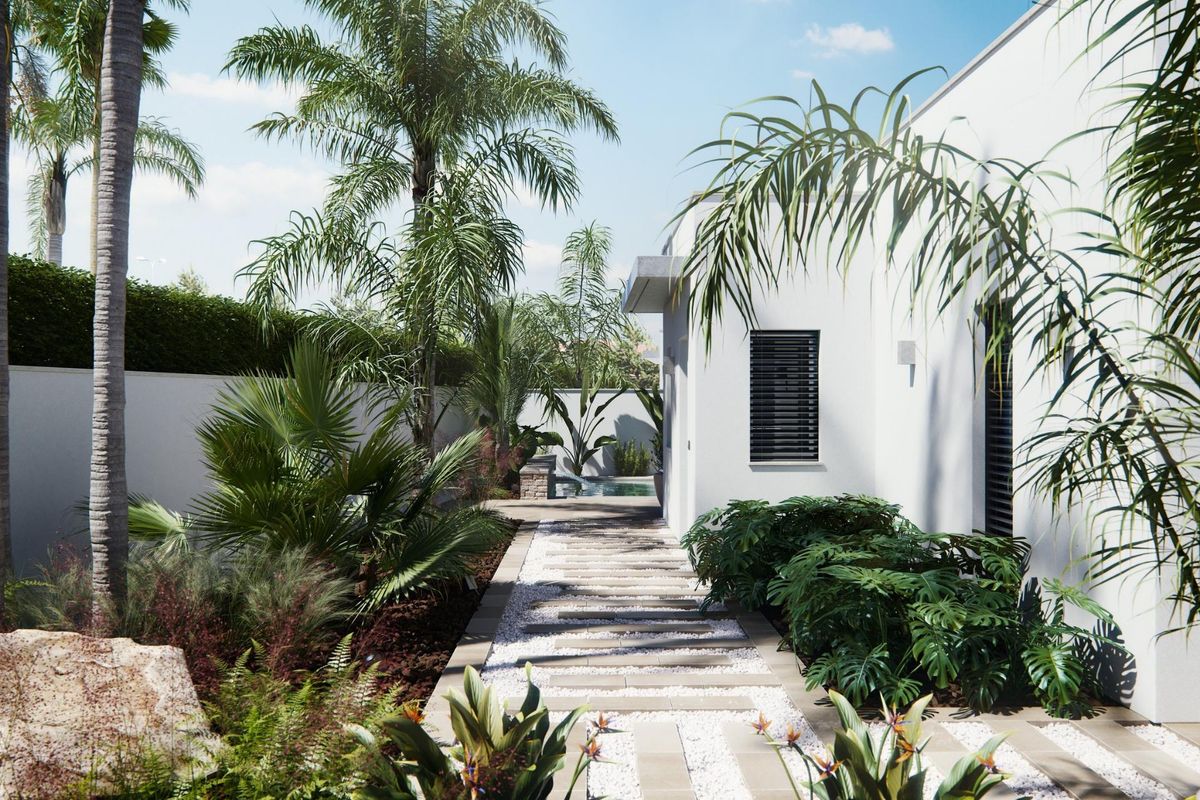 Moderne witte villa met tropische tuinpad in San Javier, met palmbomen en stenen pad