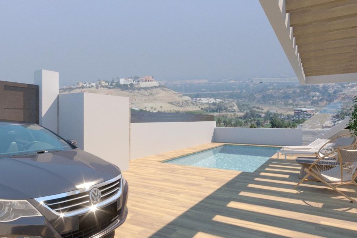 Villa-terras met een auto en uitzicht op het zwembad in Ciudad Quesada, Spanje.