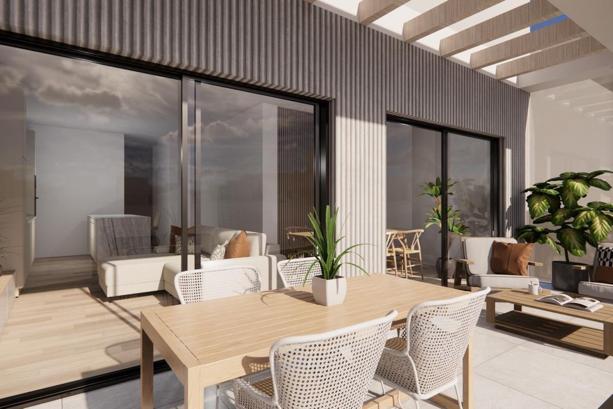 Chique terras van de villa in Rojales, ingericht voor ontspanning met planten en een eettafel.