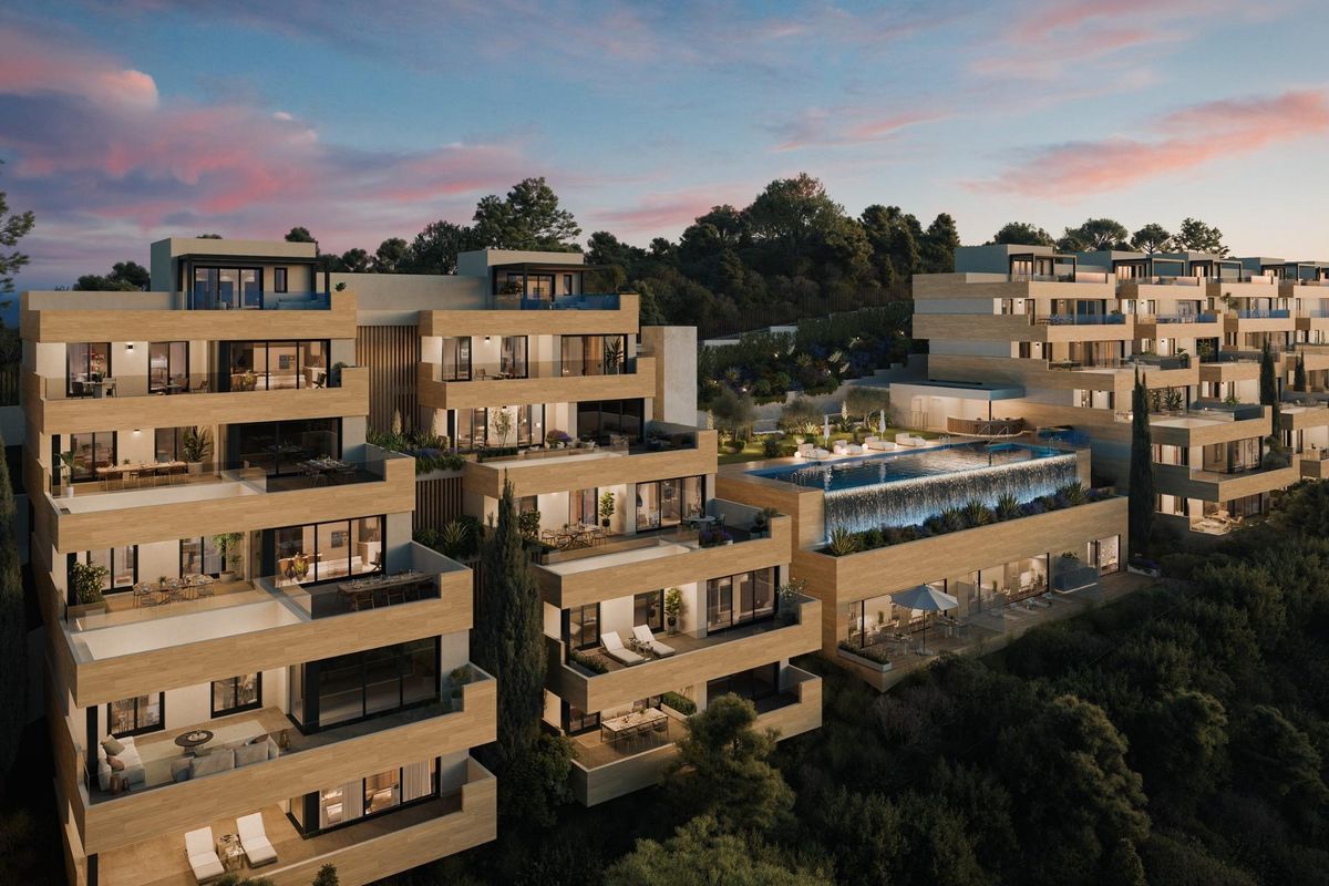 Buitenzicht op het penthousecomplex in Marbella, met moderne architectuur en weelderige omgeving.