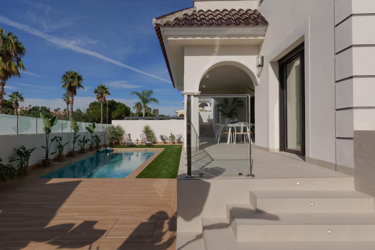 Zijaanzicht van het terras en zwembad van een moderne 3-slaapkamer villa in Rojales, Costa Blanca Zuid, Spanje.