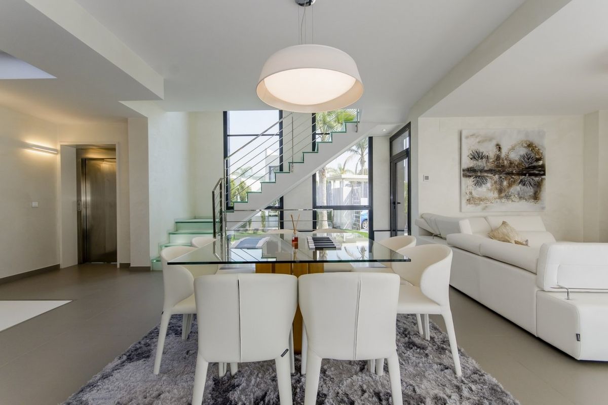 Open eet- en woonruimte van een luxe villa in Orihuela Costa, met moderne decor en grote ramen.