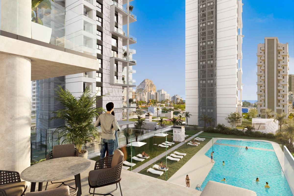 Uitzicht vanaf een balkon op het gemeenschappelijke zwembad en gebouwen in Calpe, Costa Blanca.