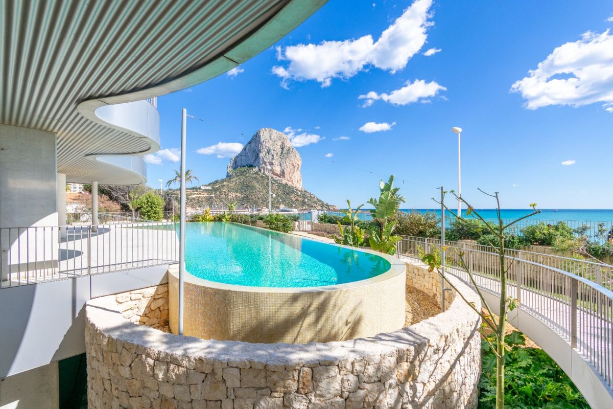 Infinity pool met uitzicht op de Peñon de Ifach, gezien vanaf het terras van een appartement in Calpe.