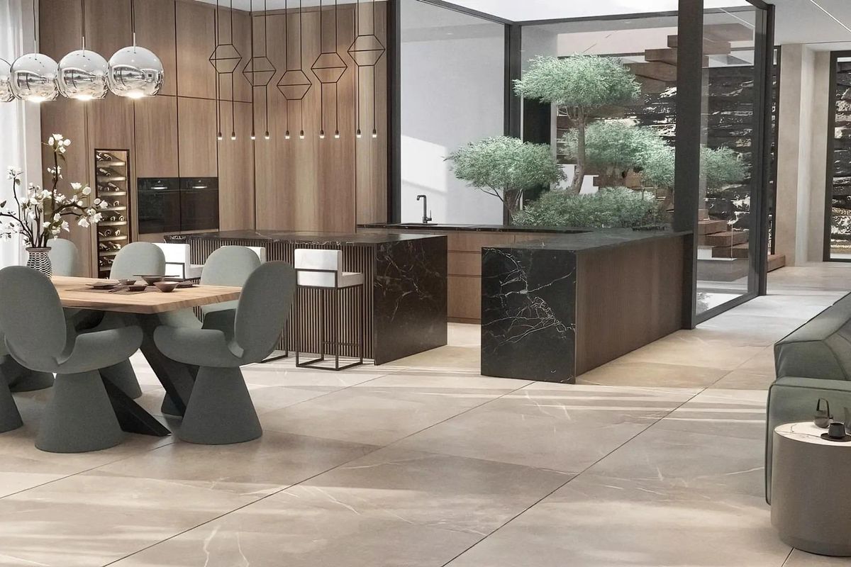 Elegante eetruimte met moderne meubels en een open keuken in de luxe villa van Benahavís.