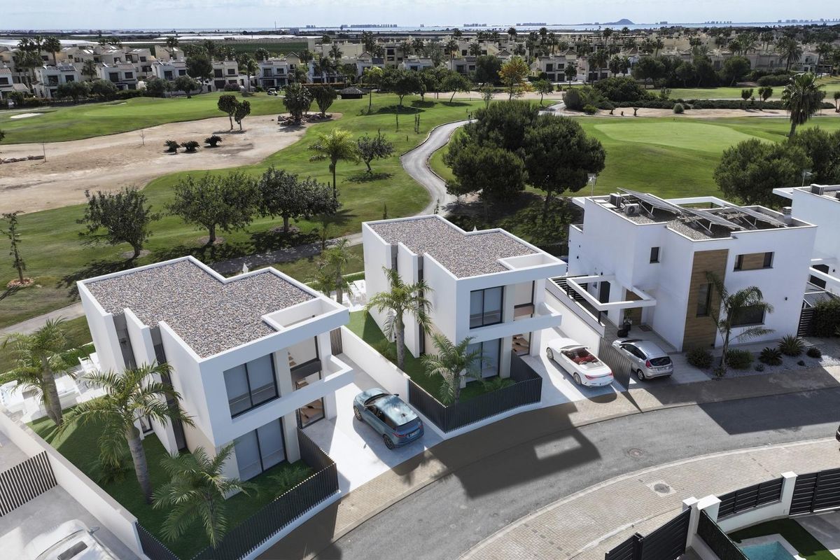 Luchtfoto van twee villa's in San Javier, gelegen nabij een golfbaan en weelderig groen.