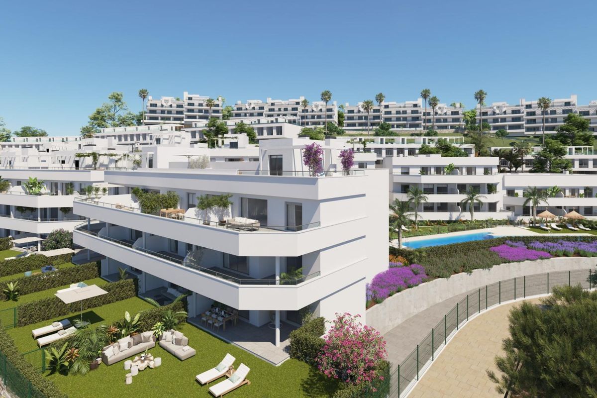Panorama uitzicht op het groene appartementencomplex met zwembaden en tuinen in Estepona, Costa del Sol.