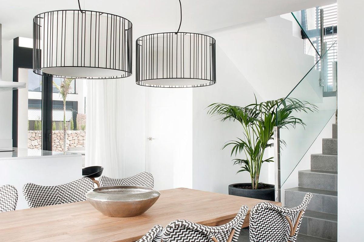 Elegante eetruimte in de keuken met moderne verlichting in de 4-slaapkamer villa, La Manga Club, Spanje.