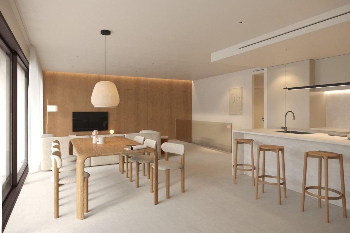 Neutraal gekleurde keuken en eetruimte met houten meubels, hanglamp en minimalistische inrichting in bungalow in Costa Blanca
