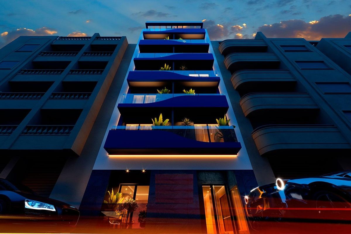 Buitenzijde van een modern penthouse gebouw in Torrevieja, met balkons vol planten.