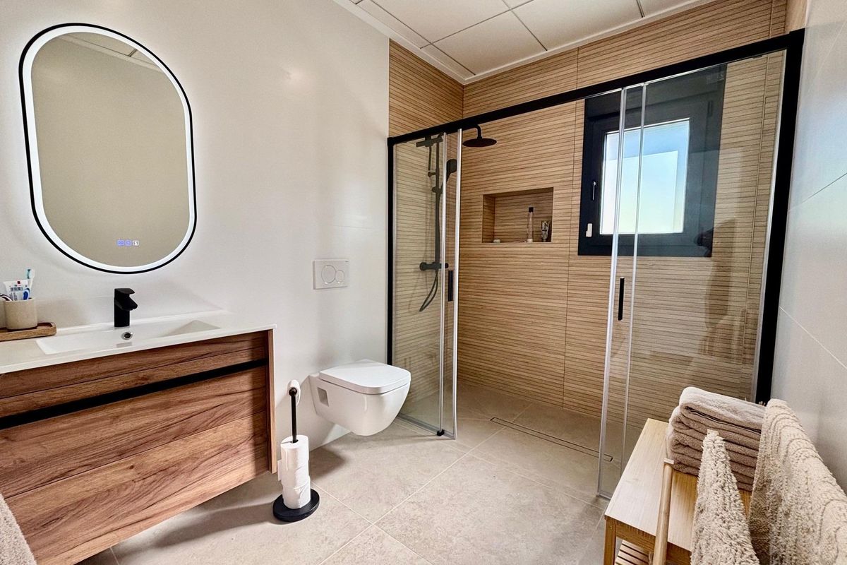 Moderne badkamer in een villa in Rojales, met een glazen douche en een elegante wastafel voor comfort.