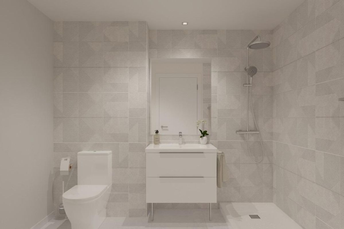 Modern badkamer met strak ontwerp en douche in een nieuw penthouse in Benalmádena, Costa del Sol.