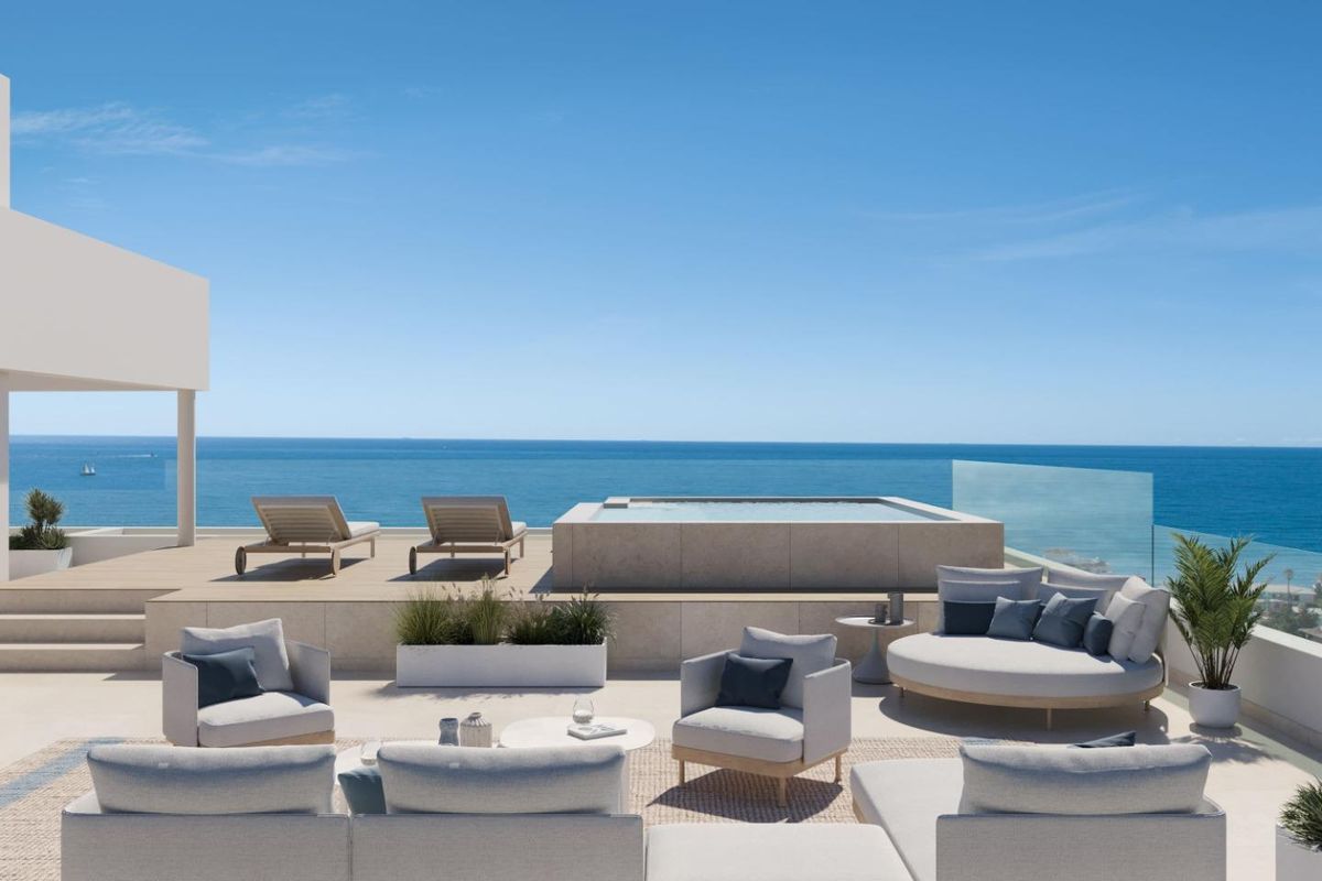 Ruimtelijk terras met zeezicht en loungezitplaatsen in Estepona, Costa del Sol, perfect voor ontspanning.
