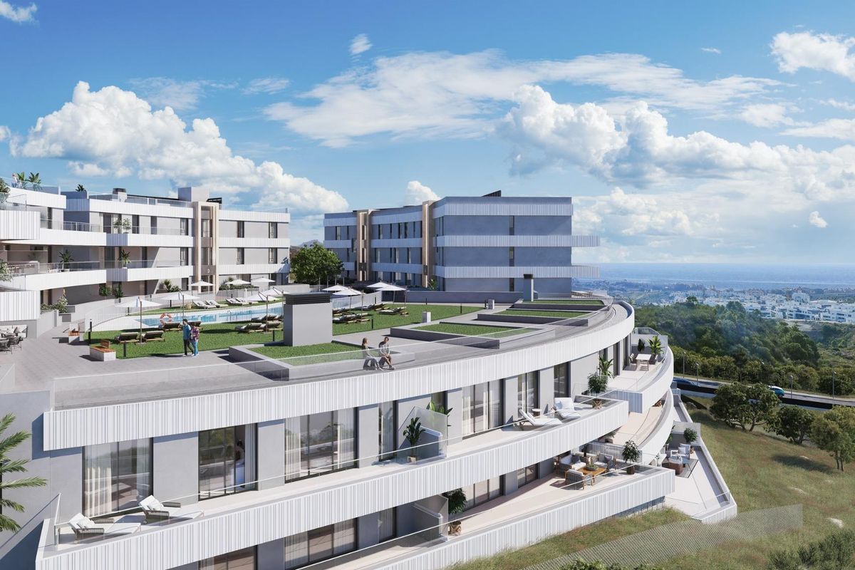 Buitenzicht op een modern appartement met 2 slaapkamers in Estepona, Costa del Sol, met tuinen en een zwembad.