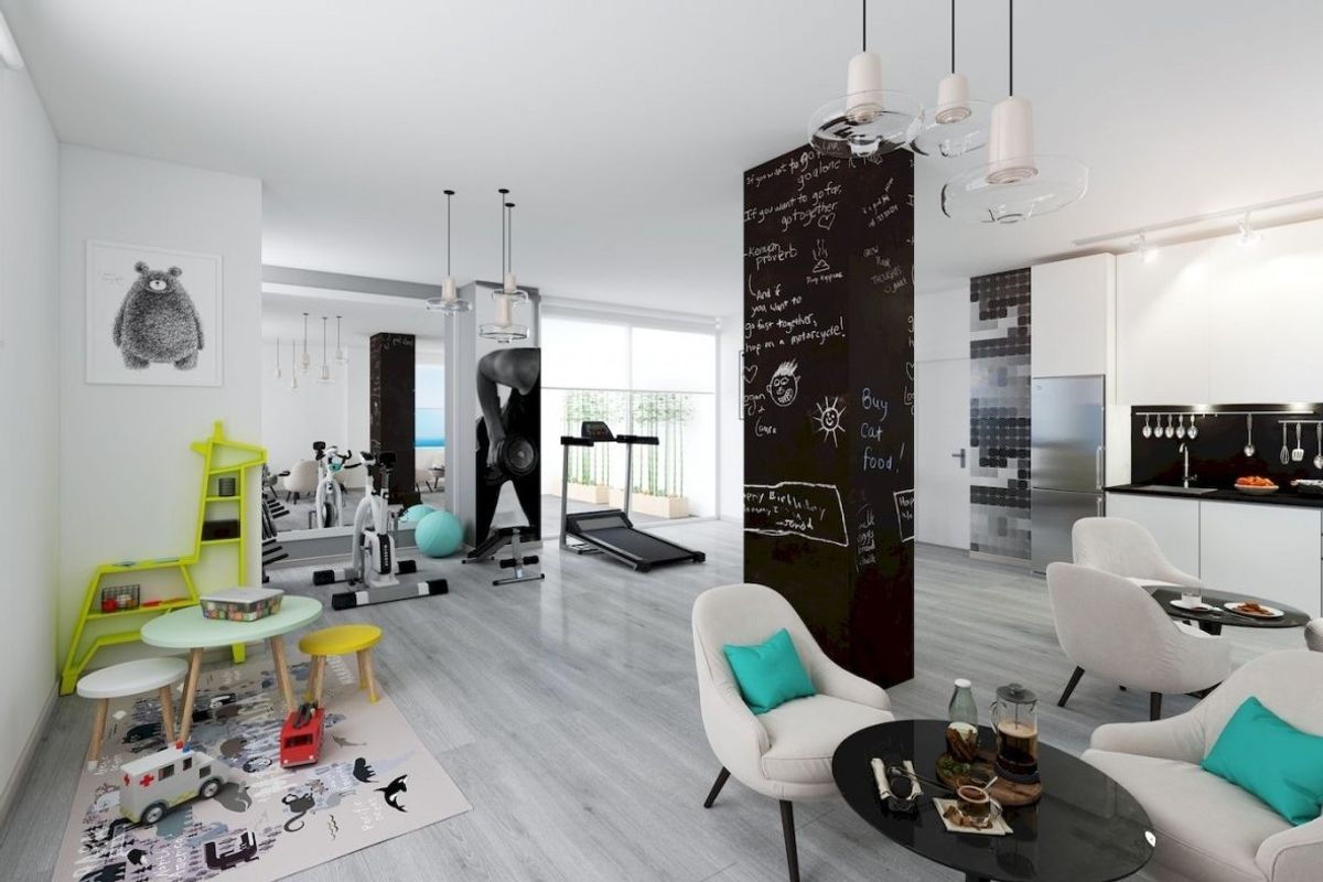 Heldere en moderne woonruimte in penthouse in Calpe, met flexibele ruimtes voor ontspanning en beweging.