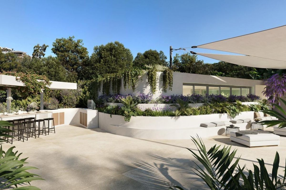 Buitengebied van de penthouse in Benalmádena, met zitgelegenheid en een tuinachtige sfeer.