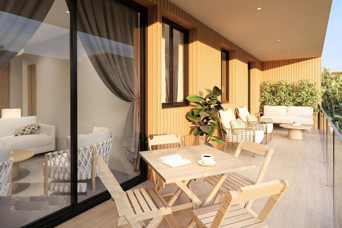 Zonovergoten woonkamer in het appartement