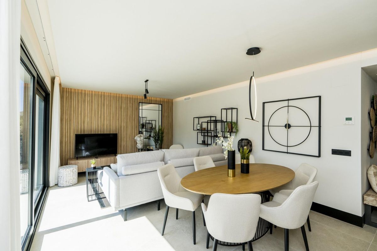 Elegante eetruimte in een penthouse in Marbella, elegant verbonden met de woonkamer voor een moderne uitstraling.