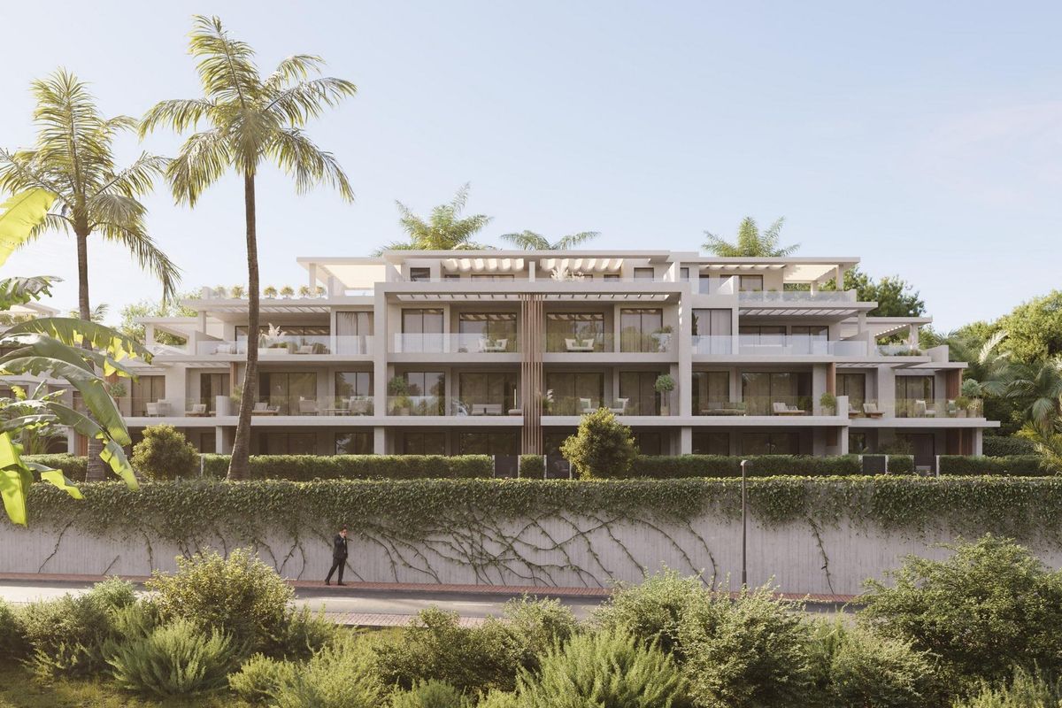 Stijlvolle penthouse gevel in Estepona, met moderne architectuur en indrukwekkende landscaping.