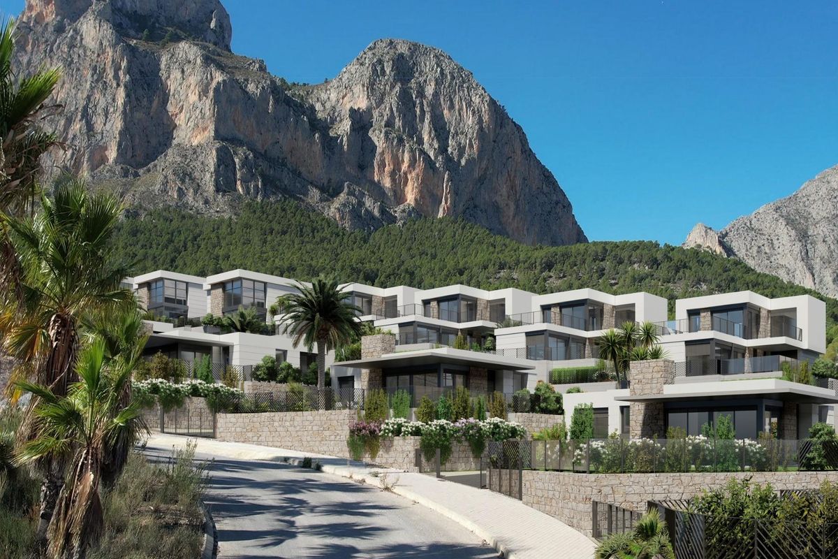 Rij van moderne villa's tegen een bergachtige achtergrond in Polop, Costa Blanca Noord.