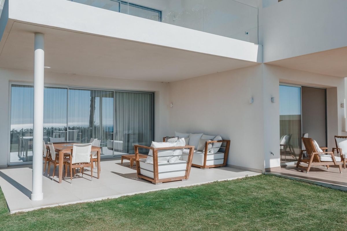Begane grond terras met buitenmeubilair in een stijlvol drie-slaapkamer appartement, Benahavís, Costa del Sol.