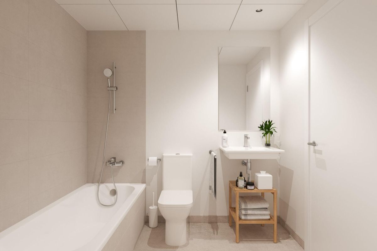 Moderne badkamer in een 2-slaapkamer appartement in Mijas, Costa del Sol, met strakke armaturen en neutrale kleuren.