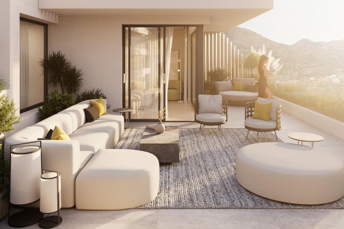 Ruim terras in het penthouse in Mijas, voorzien van zitplaatsen en weelderige groene omgeving voor ontspanning.
