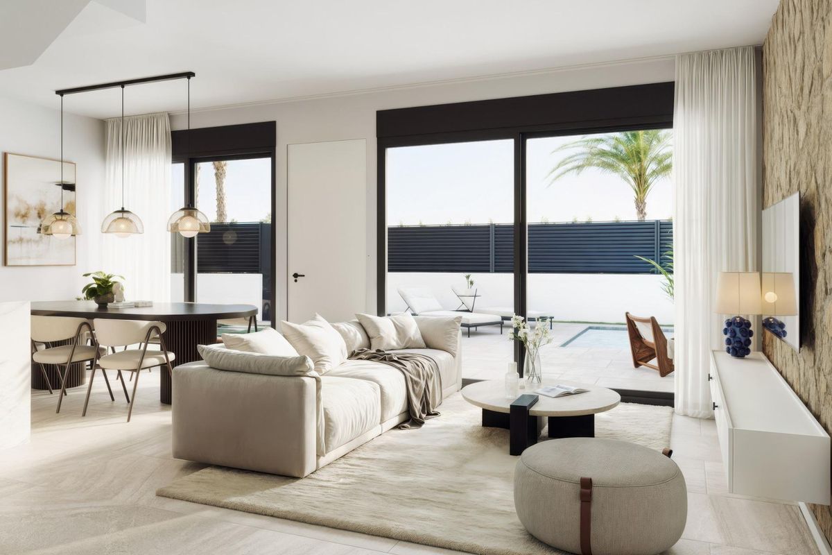 Heldere woonkamer met modern ontwerp, grote ramen en toegang tot het zwembad in Torre Pacheco, Spanje.