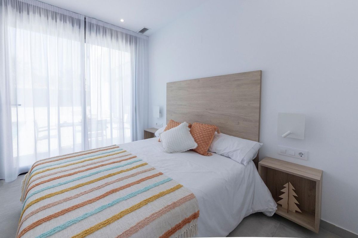 Heldere slaapkamer in een 3-slaapkamer villa in Calasparra, met grote ramen en gezellige decoratie.