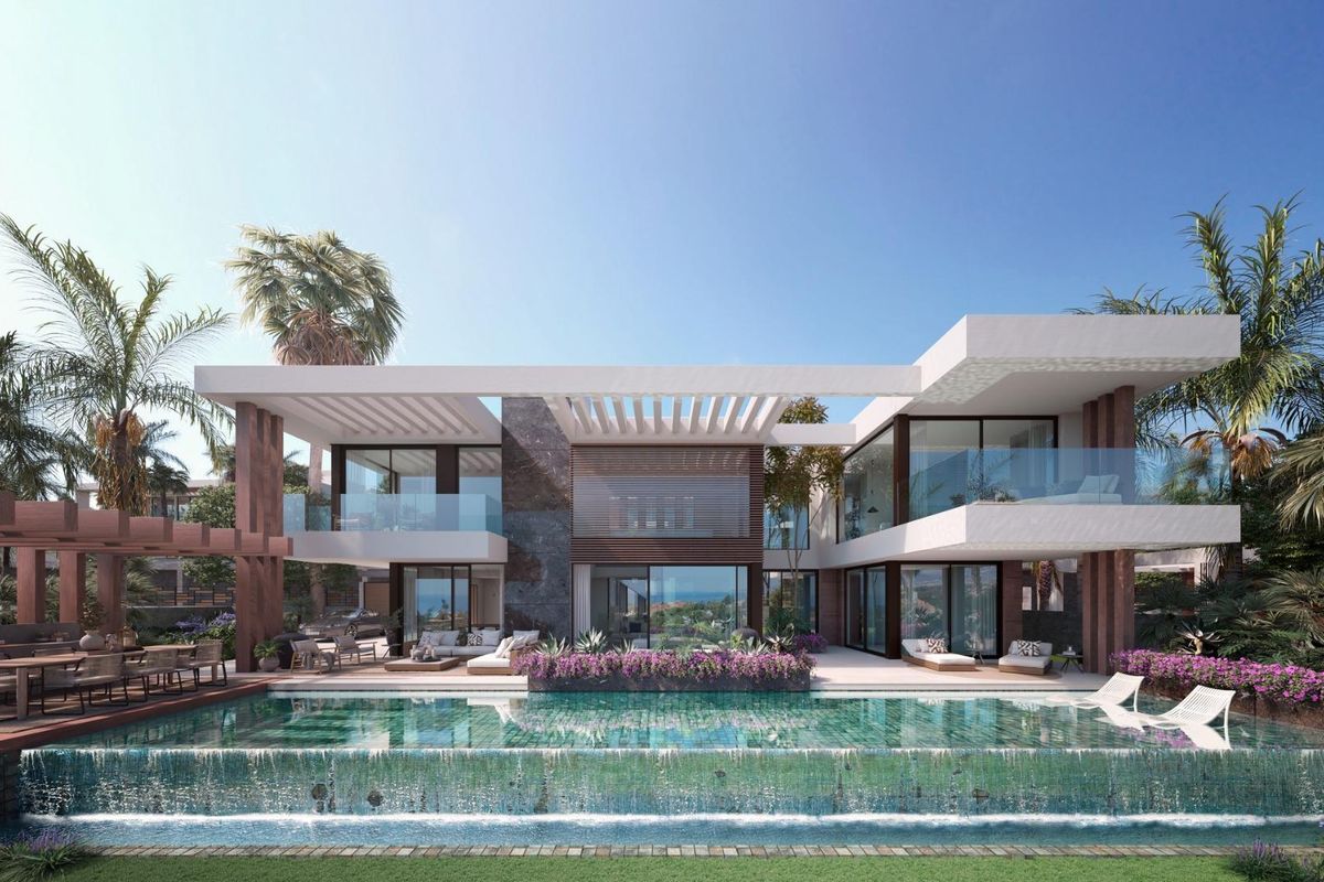 Stijlvolle buitenkant van een 5-slaapkamer villa in Marbella met een panoramisch uitzicht en een prachtig zwembad.