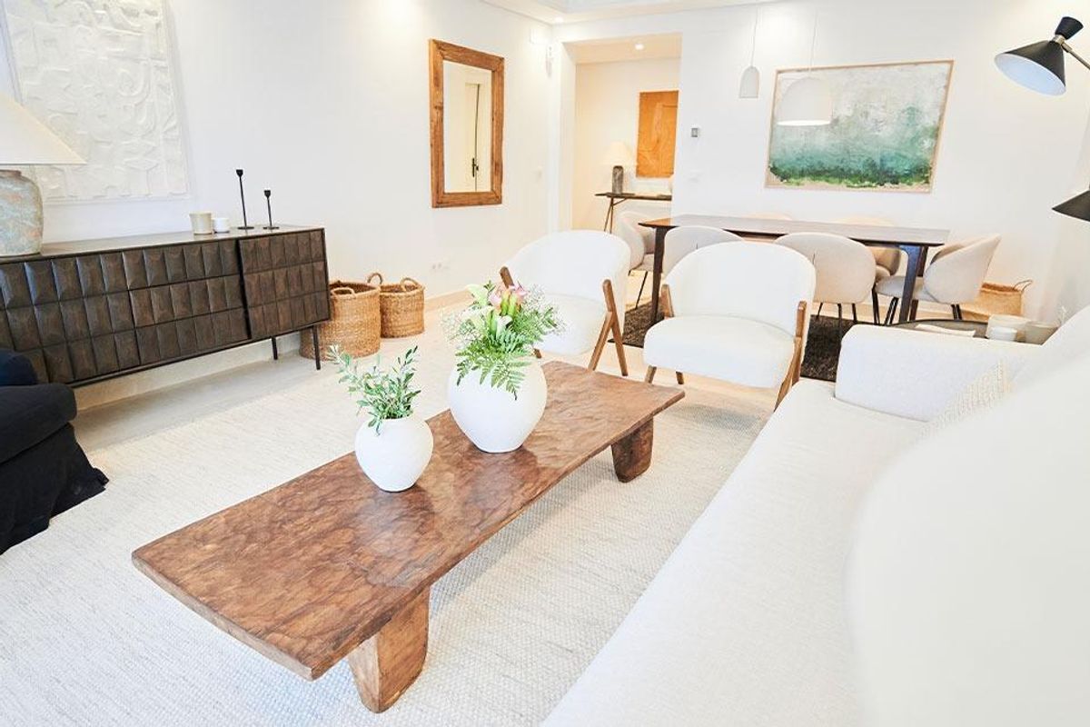 Moderne woonkamer met stijlvolle inrichting en natuurlijk licht in een penthouse in Marbella.