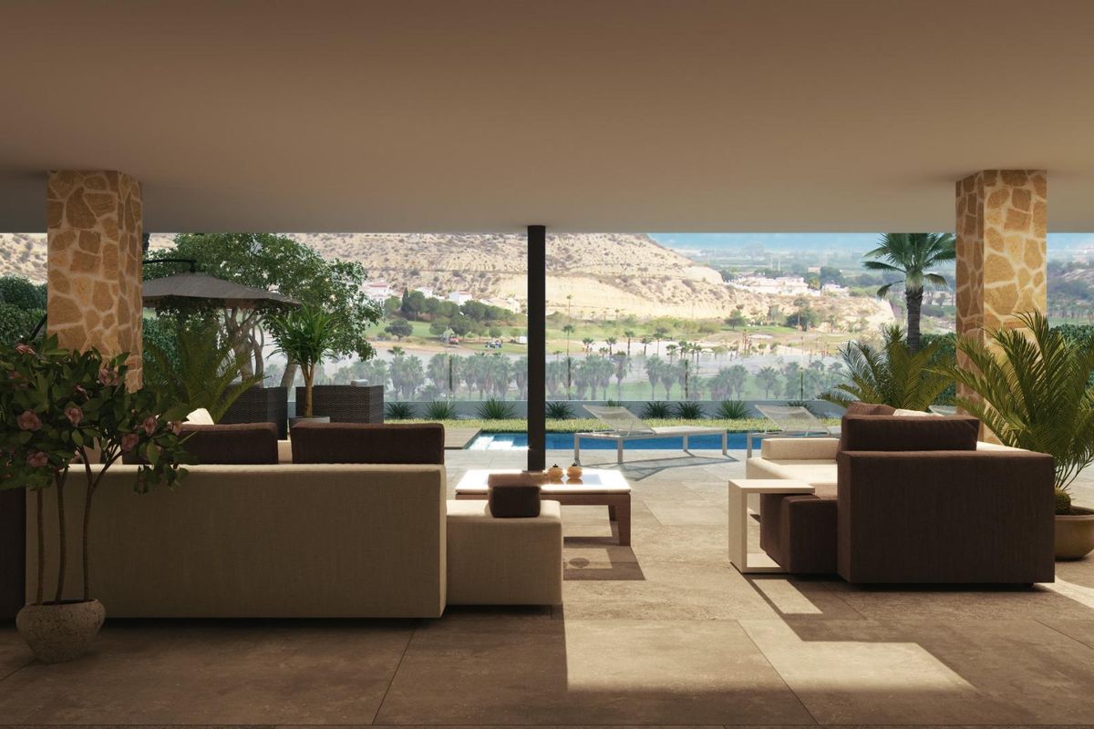 Woonkamer in de villa in Rojales, Costa Blanca, met grote ramen en uitzicht op het landschap.