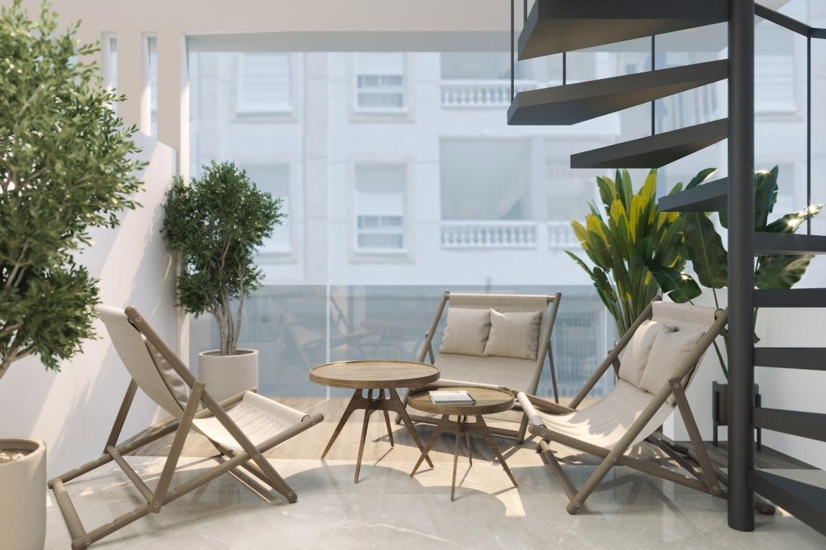 Stijlvolle woonkamer met trap en groen in penthouse in Torrevieja.