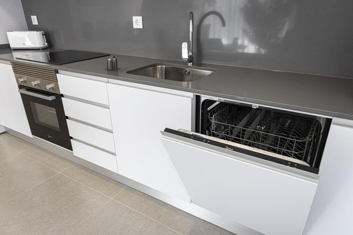 Stijlvolle keukendetails met een vaatwasser en moderne apparaten in een appartement in La Manga del Mar Menor.