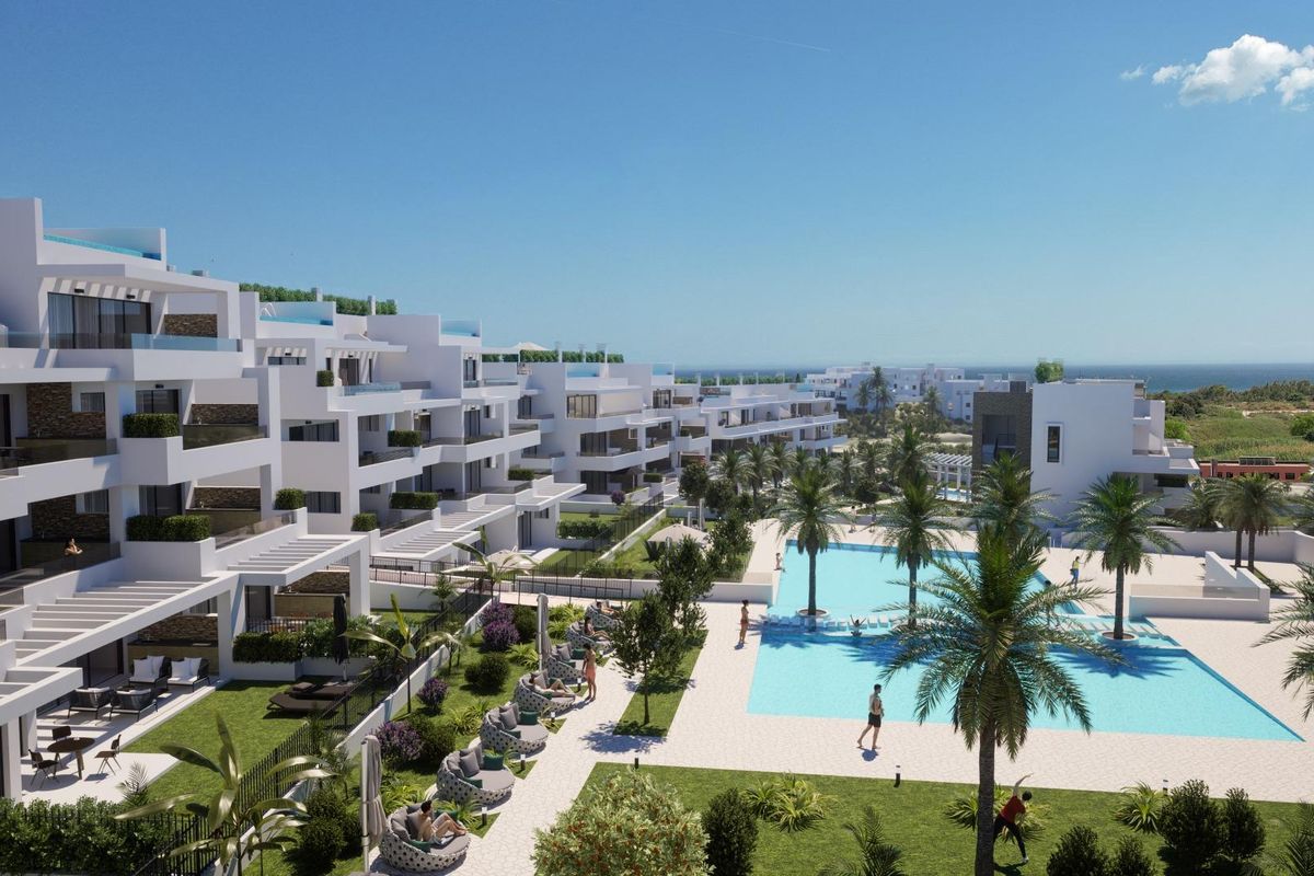 Uitzicht op een resort-achtig complex in Estepona met uitnodigende zwembaden en groen, perfect om te ontspannen.